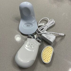 Nuface Trinity facial toning device+wrinkle reducer attachment bundle